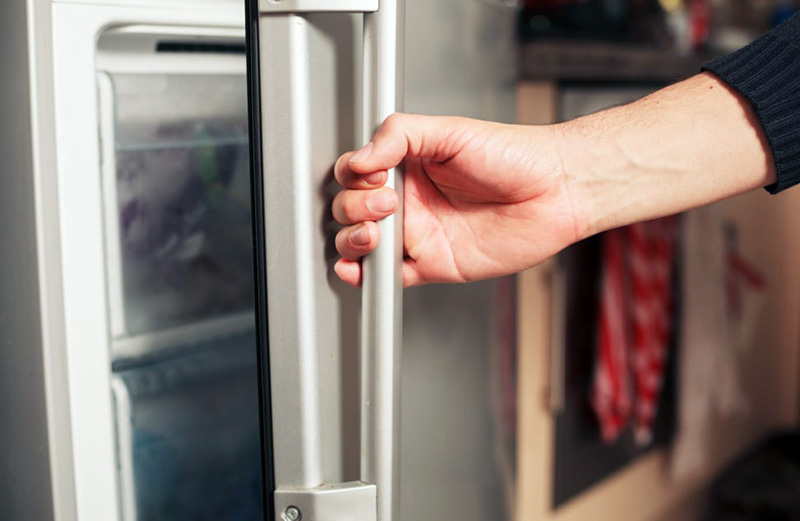 دسته یخچال یکی از آلوده‌ترین سطوح آشپزخانه است که باید به طور مرتب ضدعفونی شود. | توصیه های ضدعفونی لوازم آشپزخانه