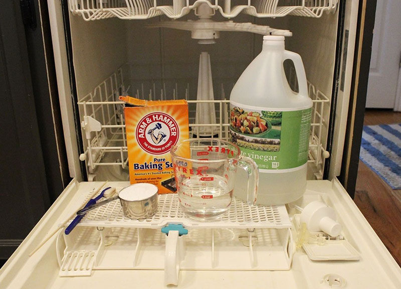 استفاده از جوش شیرین و سرکه یک راهکار نظافت منزل برای تمیز کردن ماشین ظرفشویی است.