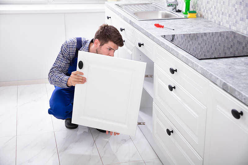 چه زمانی برای تعمیر کابینت آشپزخانه از تعمیرکار کمک بگیریم؟