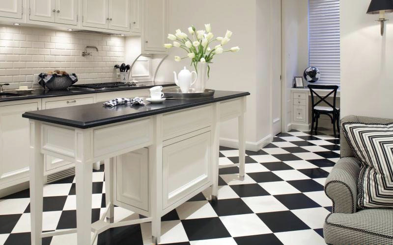 چیدمان شطرنجی کاشی و سرامیک کف آشپزخانه سفید و مشکی