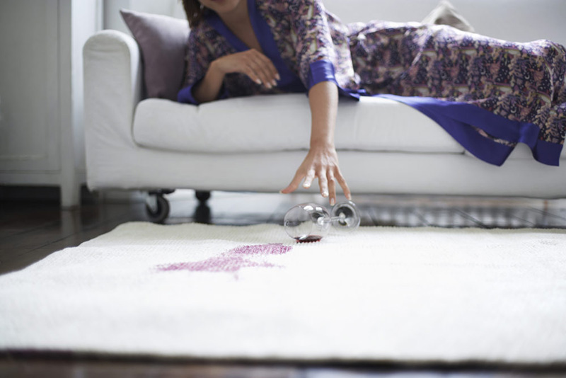 خدمات حرفه‌ای قالیشویی و لکه‌برداری فرش استادکار