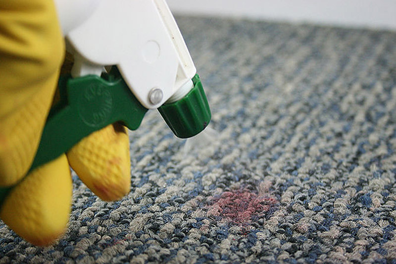 قوی‌ترین محلول‌های خانگی و شیمیایی برای تمیز کردن و لکه‌زدایی فرش