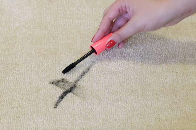 بهترین روش پاک کردن انواع لکه لوازم آرایش روی قالیچه و فرش