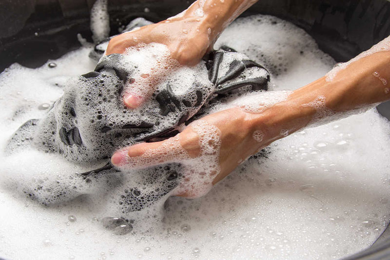 شستن لباس‌ها با دست چه مزایایی دارد؟