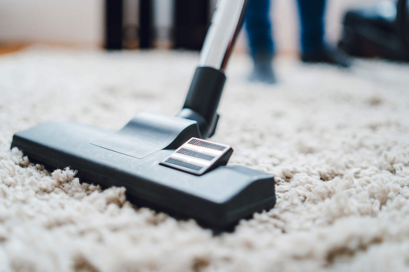 روش صحیح جارو زدن برای پیشگیری از چند اشتباه نظافتی بزرگ هنگام تمیزکاری خانه