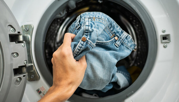 لباس‌های جین را چگونه بشوییم؟ روش صحیح شستن شلوار جین با دست یا لباسشویی