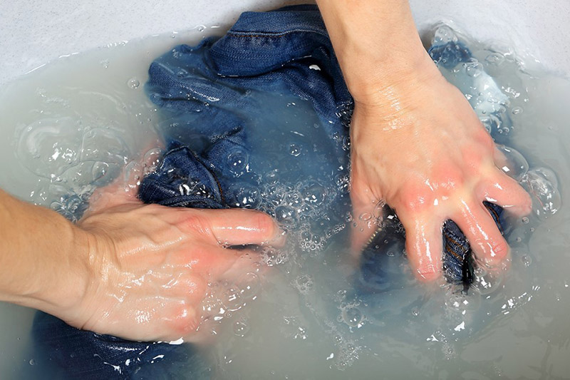 بهترین راه شستن لباس‌های جین با دست یا خشکشویی