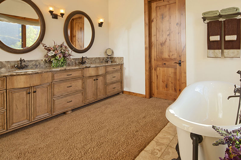دکوراسیون حمام و سرویس بهداشتی با کابینت روشویی چوبی و فرش قهوه‌ای