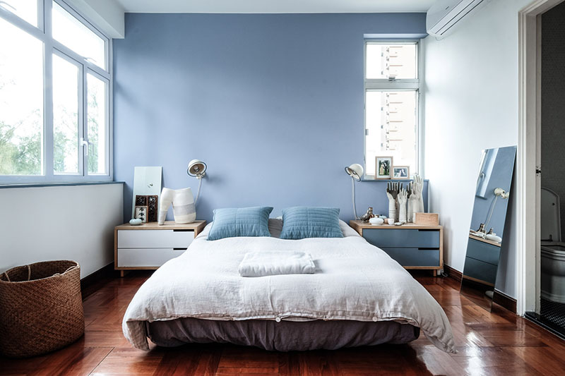دکوراسیون اتاق خواب با ترکیب رنگ سرد و خنثی و اکسنت وال به رنگ آبی