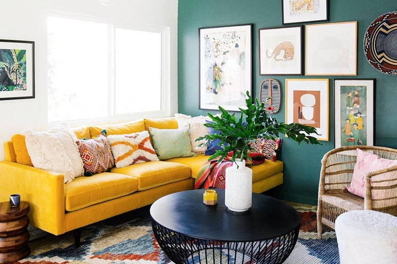 دکوراسیون اتاق نشیمن با دیوار سبز و مبلمان زرد و ترکیب رنگ‌های گرم و سرد