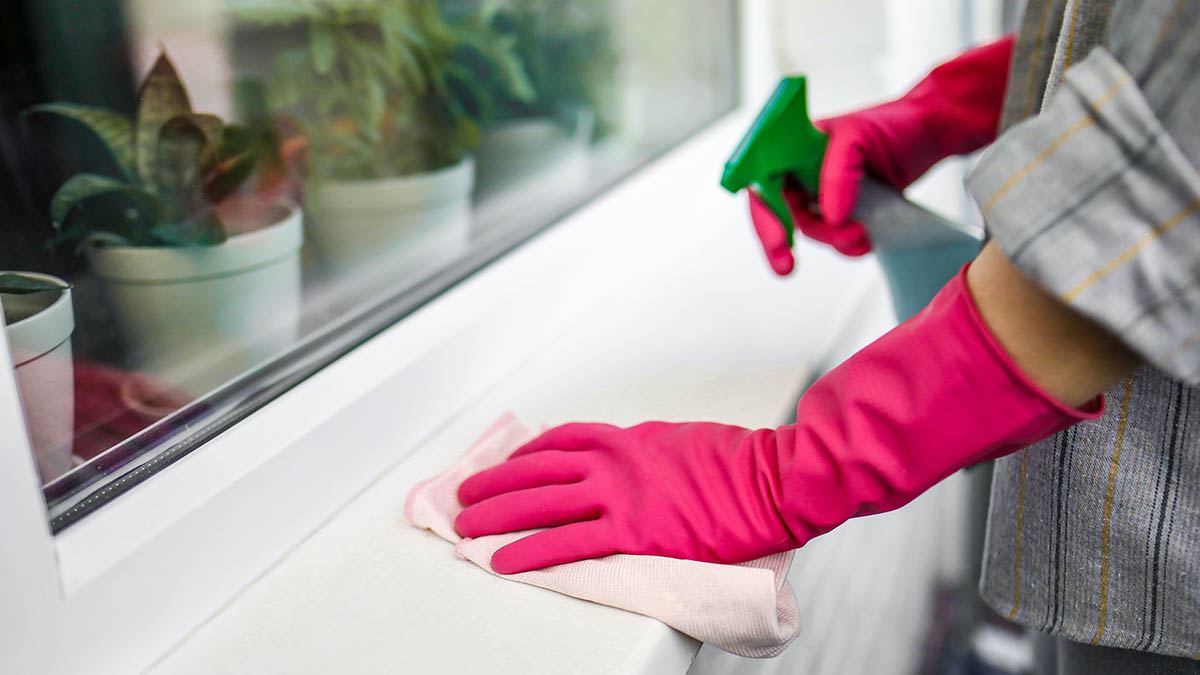 مواد مصرفی در نظافت مانند دستکش و شوینده برق قیمت نظافت ساختمان تاثیر دارد