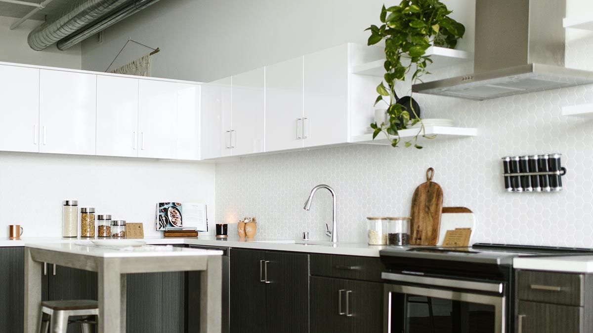 ترکیب رنگ کابینت سفید و مشکی در یک آشپزخانه مدرن و مینیمال