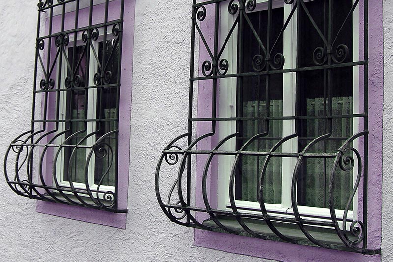 حفاظ های پنجره فرفورژه مشکی ساختمان با نمای سیمانی